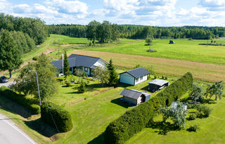 <b>Maxmo, Tottesund 549</b><br />
Egnahemshus 156/113 m. 4r+k+br+b, garage, ekonomibyggnad, tomt 2965 m.