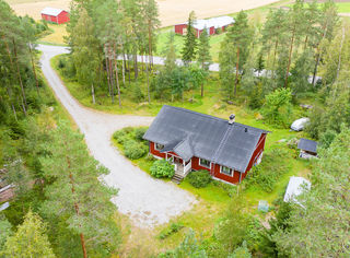 <b>Nykarleby, Jussilavgen 760</b>
Egnahemshus 220/140 m, 6r + k, tomt 5000 m/ 5,75 ha
