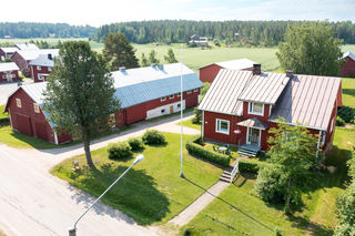 <b>Vörå, Rökiö, Rökiövägen 13</b><br />
Egnahemshus 205 m² + källare, ekonomibyggnader 200 m² + ca 400 m², tomt 3761 m²