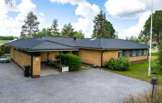 <b>Vr centrum, Dalkarvgen 5</b><br />
Egnahemshus 205 m, 5-6r+kk+badrum+bastu, garage och biltak, ekonomibyggnad, tomt 2800 m<br />
<b>Visning 26.10 kl 14:00</b>