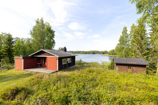 <b>Maxmo, Barkarholmen 76</b>
Sommarstuga 40 m², bastubyggnad 15 m², el och vatten.
