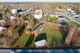 <b>Kvevlax, Korsholm, Herrgrdsbackvgen 1</b>
Egnahemshus 90 / 100 m, ekonomibyggnader. Tomt 7400 m, renovering eller nybyggnation.   