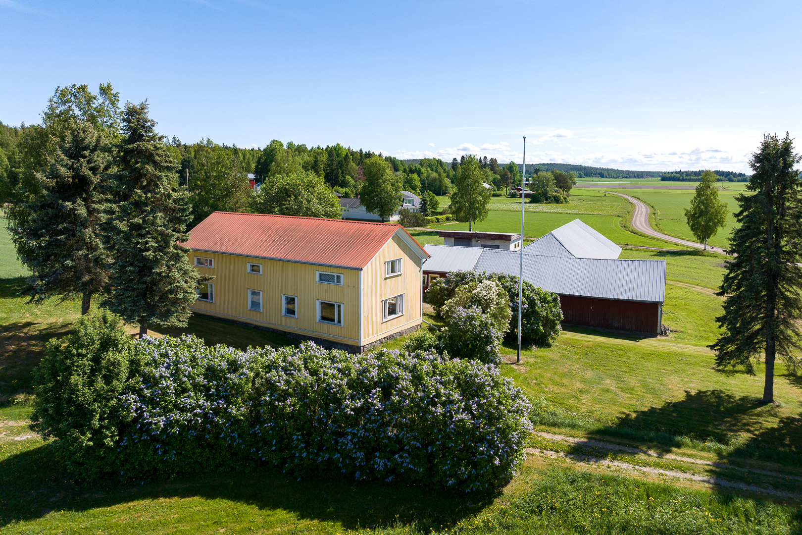<b>Vr, Tuckur, Vrvgen 781</b><br />
Egnahemshus 121 + 10 m, ekonomibyggnad ca 380 m, tomt 3500 m