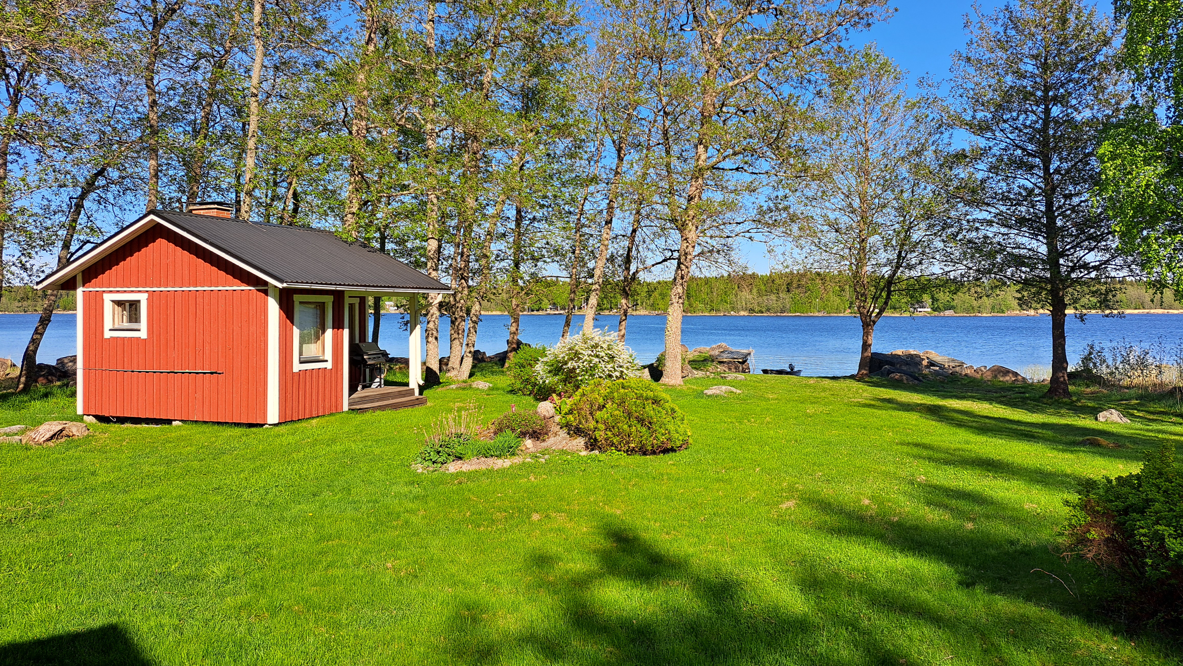 <b>S�rkimo sk�rg�rd, Pudimo</b>
Sommarstuga 2 h + kv + loft, terass + balkong, bastubyggnad 2020, tomt 6200 m�