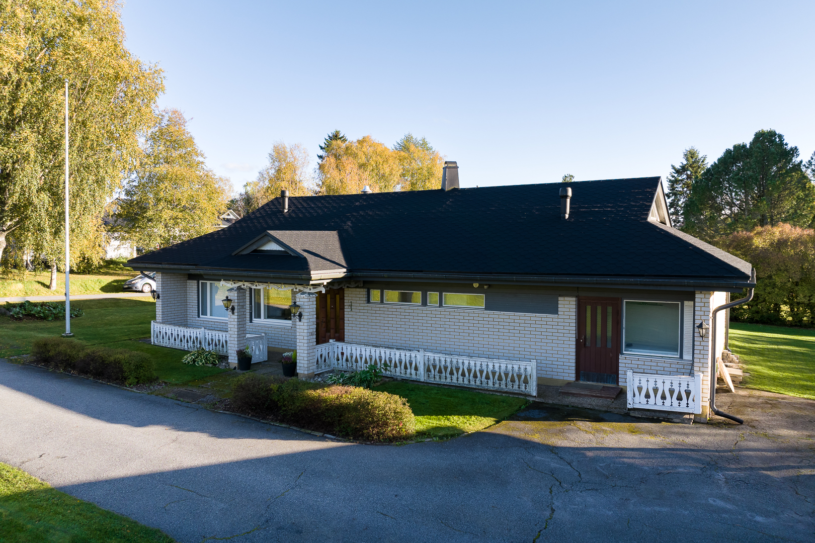 <b>V�r� centrum, Dalkarv�gen 3</b>
Egnahemshus 188 m�/155 m�, 4r + k + b, garage, tomt 2900 �