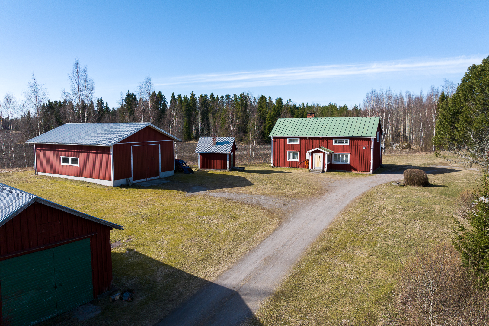 <b>V�r�, Havist�kerv�gen 97</b>
G�rd 2,55 ha, egnahemshus, verkstad, �ker och skog.
<b>Visning s�ndag 26.4 kl 18:00</b>