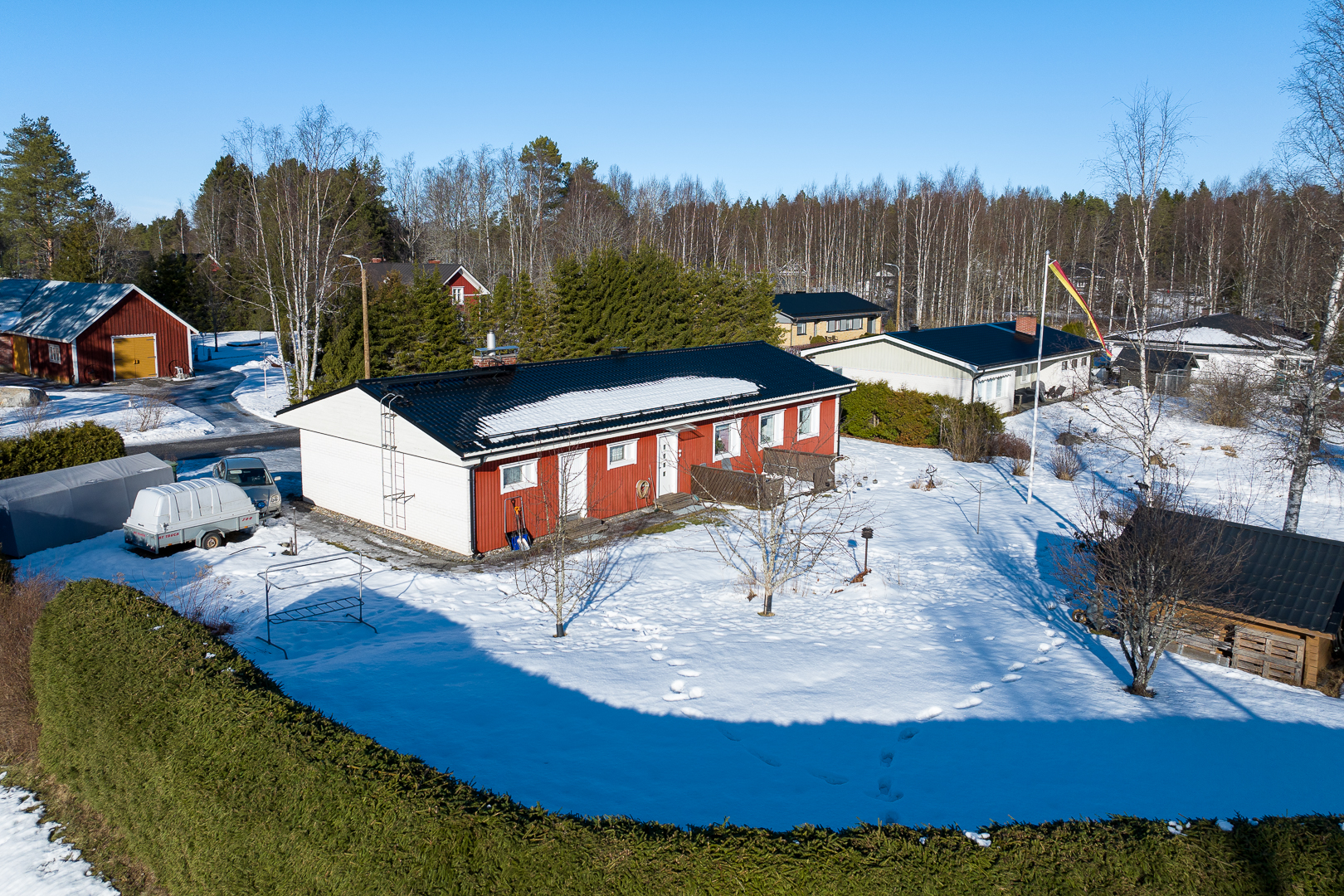 <b>Kvevlax, Humlev�gen 2</b>
Egnahemshus 173 m�/ 120 m�, 5r + k, tomt 1727 m�