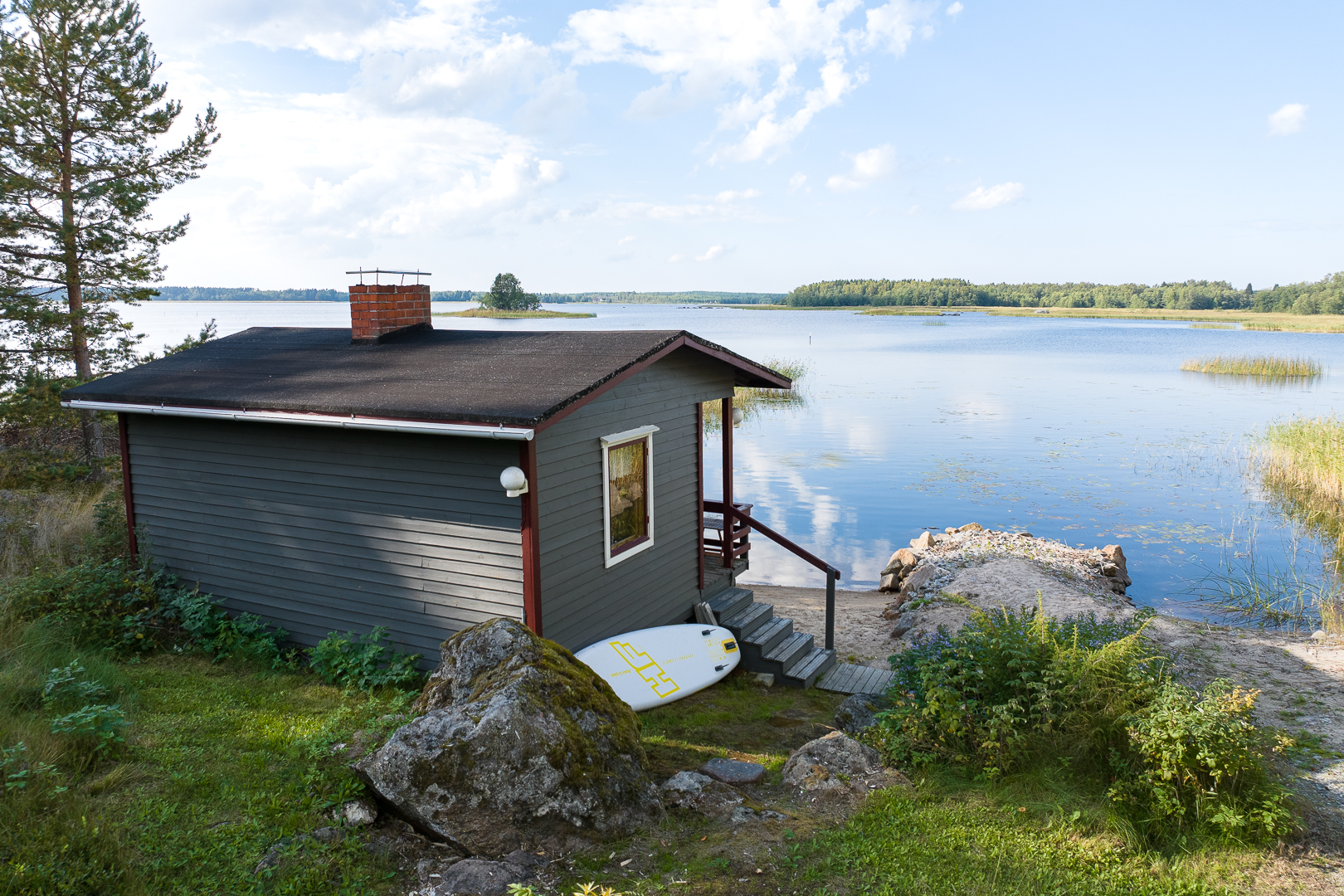 <b>Vr,Klax, Kmskatvgen</b>
Sommarstuga 41 m och strandbastu 20 m, tomt 2539 m. Bilvg och elanslutning.