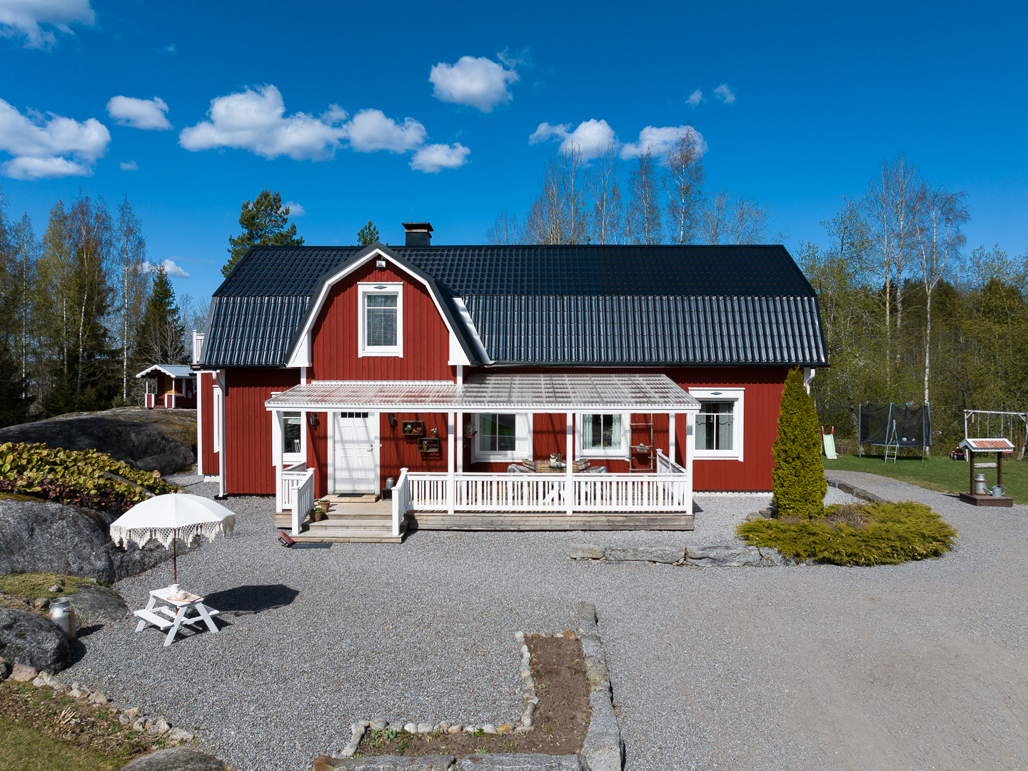 <b>V�r�, Rejpelt, Leistusv�gen 80</b>
Egnahemshus 170 m�, garage 96 m�, tomt 3200 m�  <b>
Visning 24.5 kl 14:00</b>