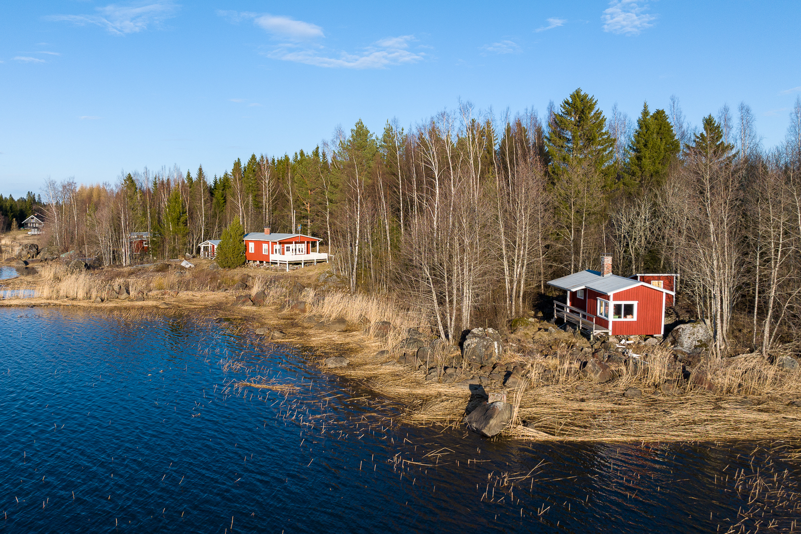 <b>V�r�, K�lax, R�rsundsv�gen 108</b><br />
Tv� fastigheter, tv� sommmarstugor, v�sterl�ge, el, bilv�g