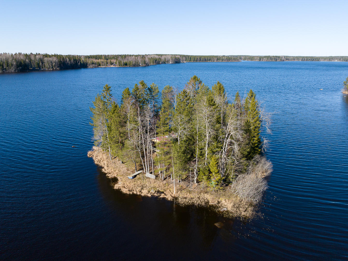 <b>V�r�, R�ukastr�sket, Kauhaholmarna </b>
Egen holme med sommarstuga & bastu. Tomt 1200 m�.