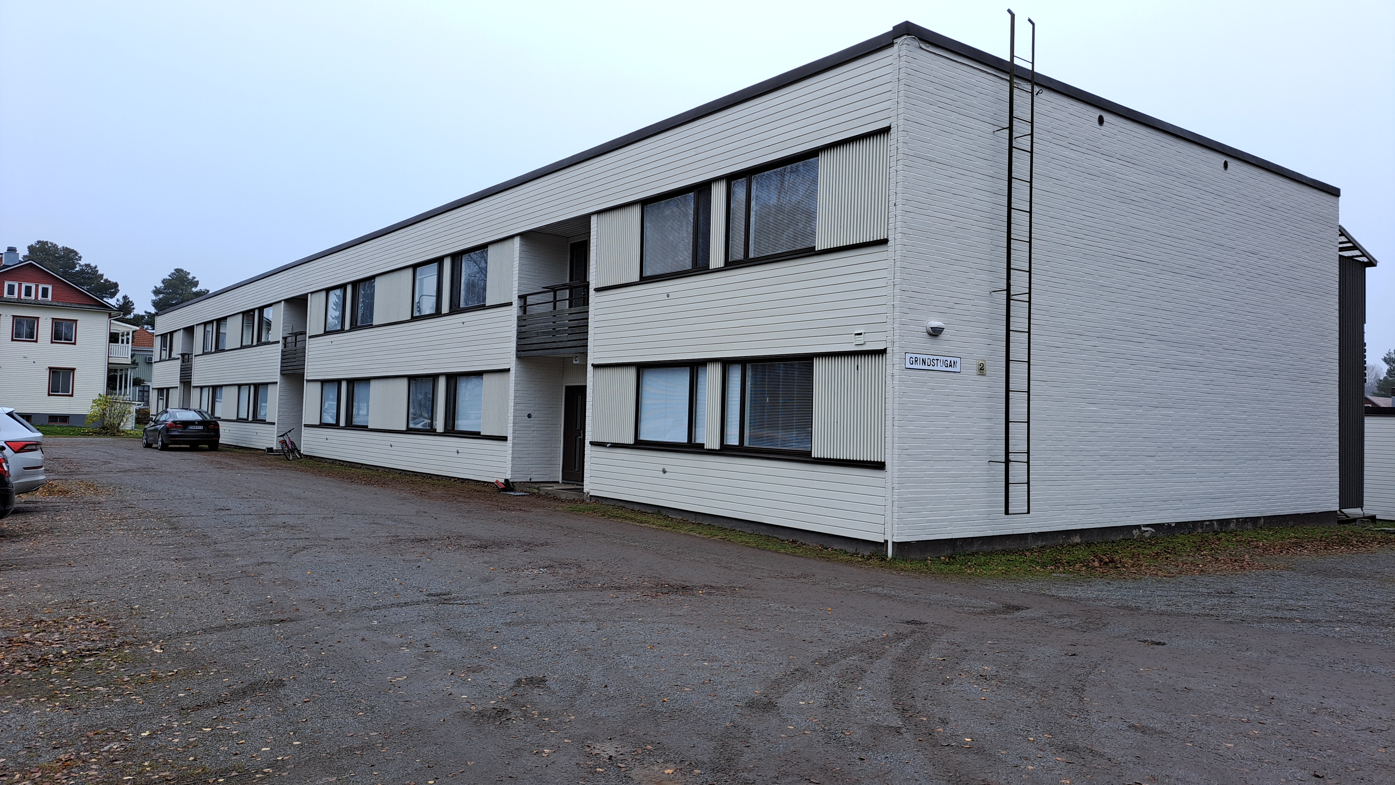 <b>V�r�, Krooksbackv�gen 2</b> Hyreshus 18 st l�genheter. 1080/1296 m�. Egen tomt 5850 m�.
