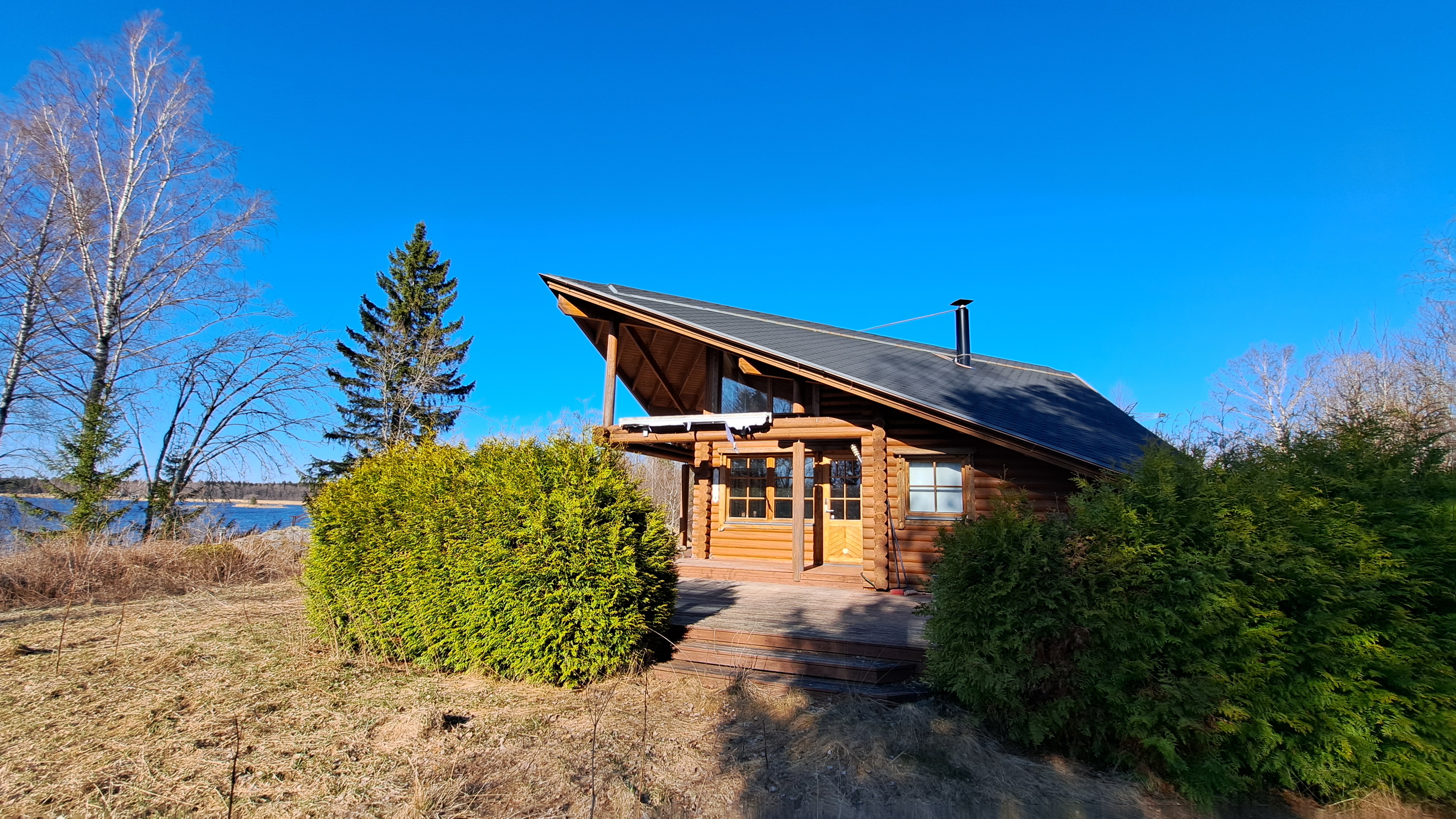 <b>Maxmo, Gistskatav�gen 35</b>
Sommarstuga 2002, 78 m�, bergv�rme, nord och v�stl�ge, tomt 4 675 m�, 