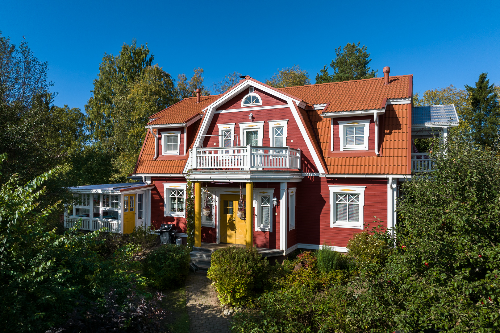 <b>V�r�, R�ki�, Holm�ngsv�gen 18</b>
Egnahemshus 178 m�, 6r+k+hj�lpk�k+2wc+b+bastu, flera ekonomibyggnader, tomt 4 010 m�
<b>Visning 23.9 kl 17:00</b>