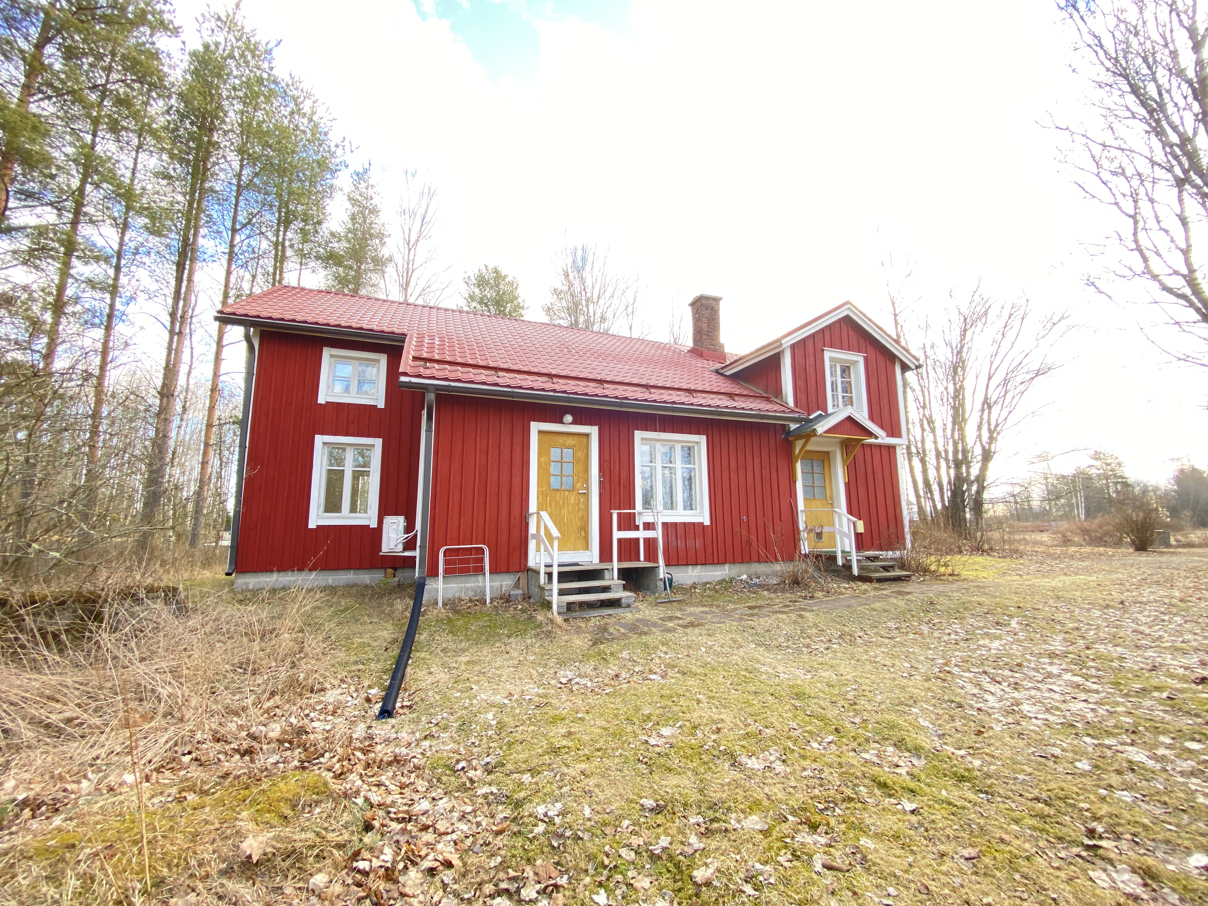 <b>Vr, Torrkullvgen 83</b><br />
Bondstuga, 179 m, 6r + k + b, biltak, tomt 8476 m