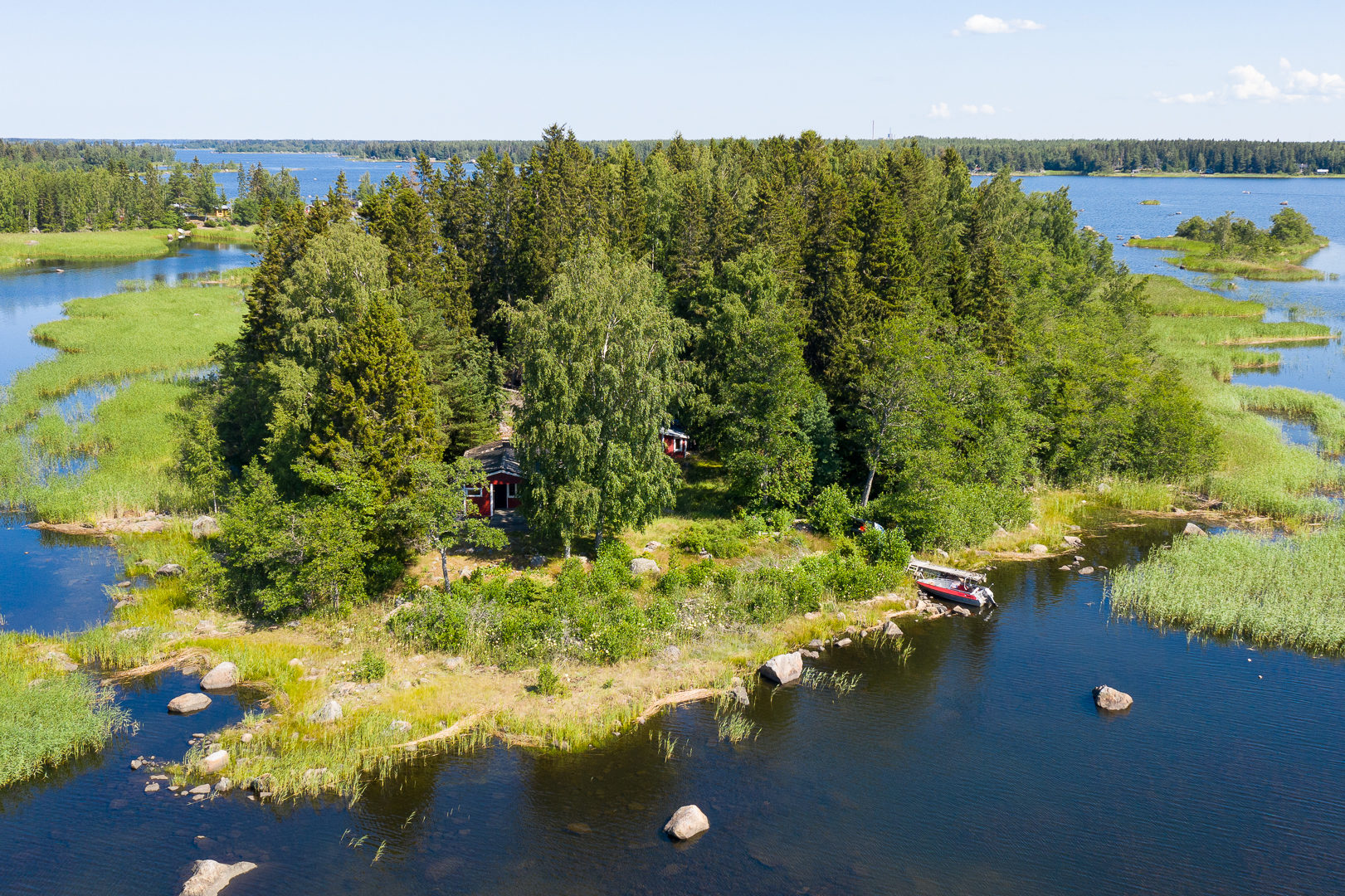<b>Sundom skrgrd, Gyltbdan</b><br />
Holme 2,29 ha, tv byggrtter, sommarstuga, bthus, bastu