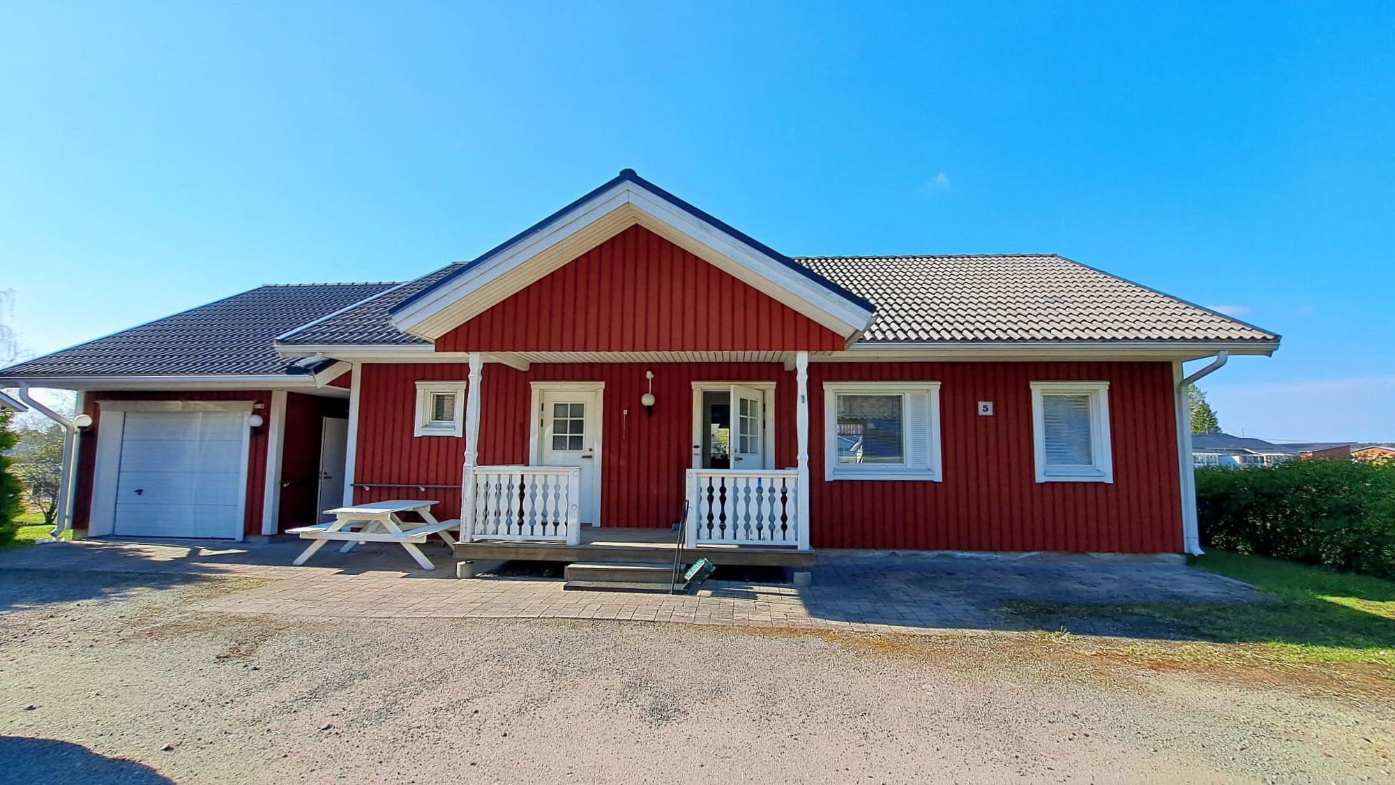 <b>Vr centrum, Bjrkvgen 5</b><br />
Egnahemshus 105 m, garage 42 m, ekonomibyggnad, tomt 1828 m