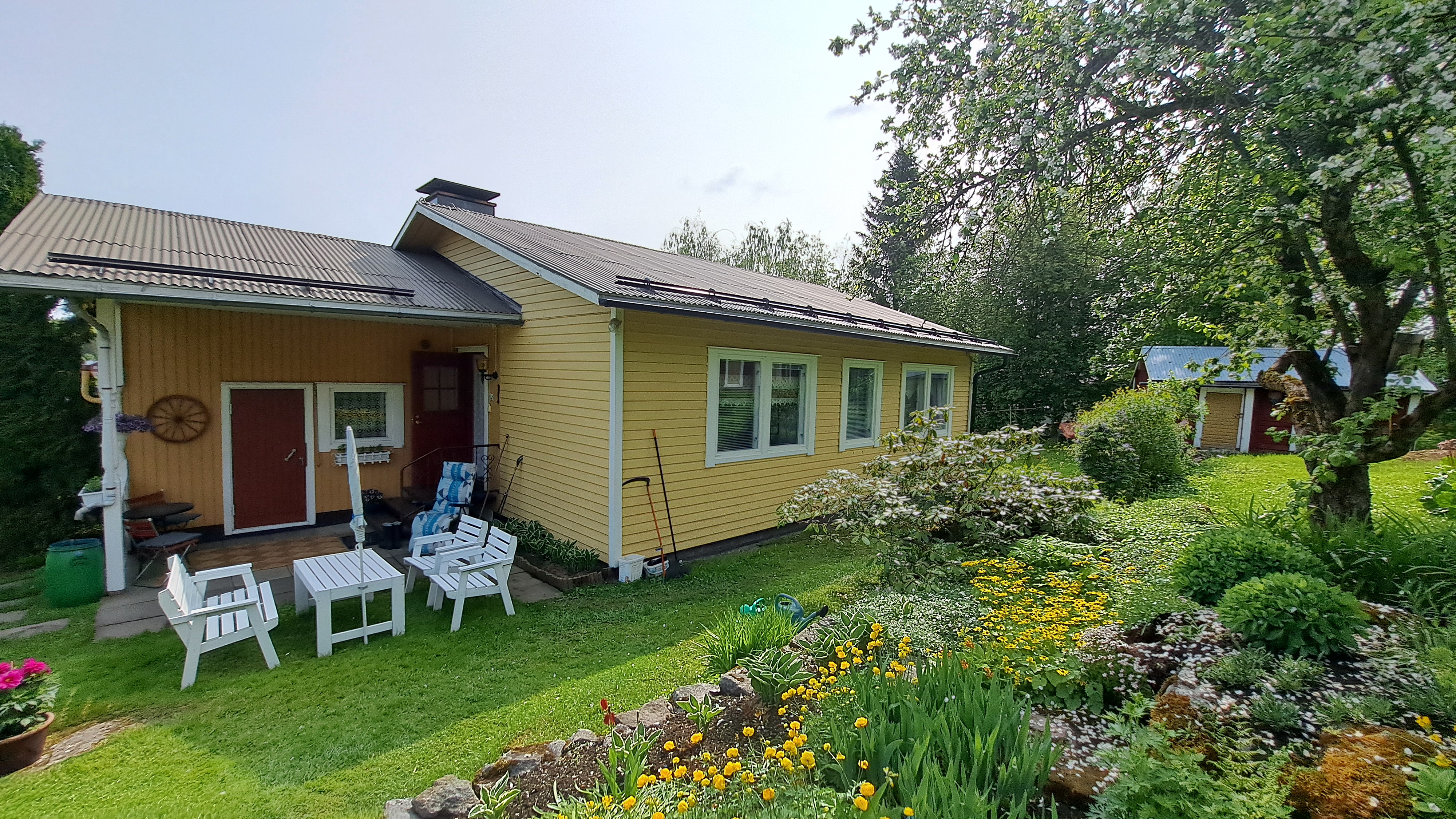 <b>Vr, Lotlaxvgen 422</b><br />
Egnahemshus 73 m, bastubyggnad, tomt 3100 m<br />
