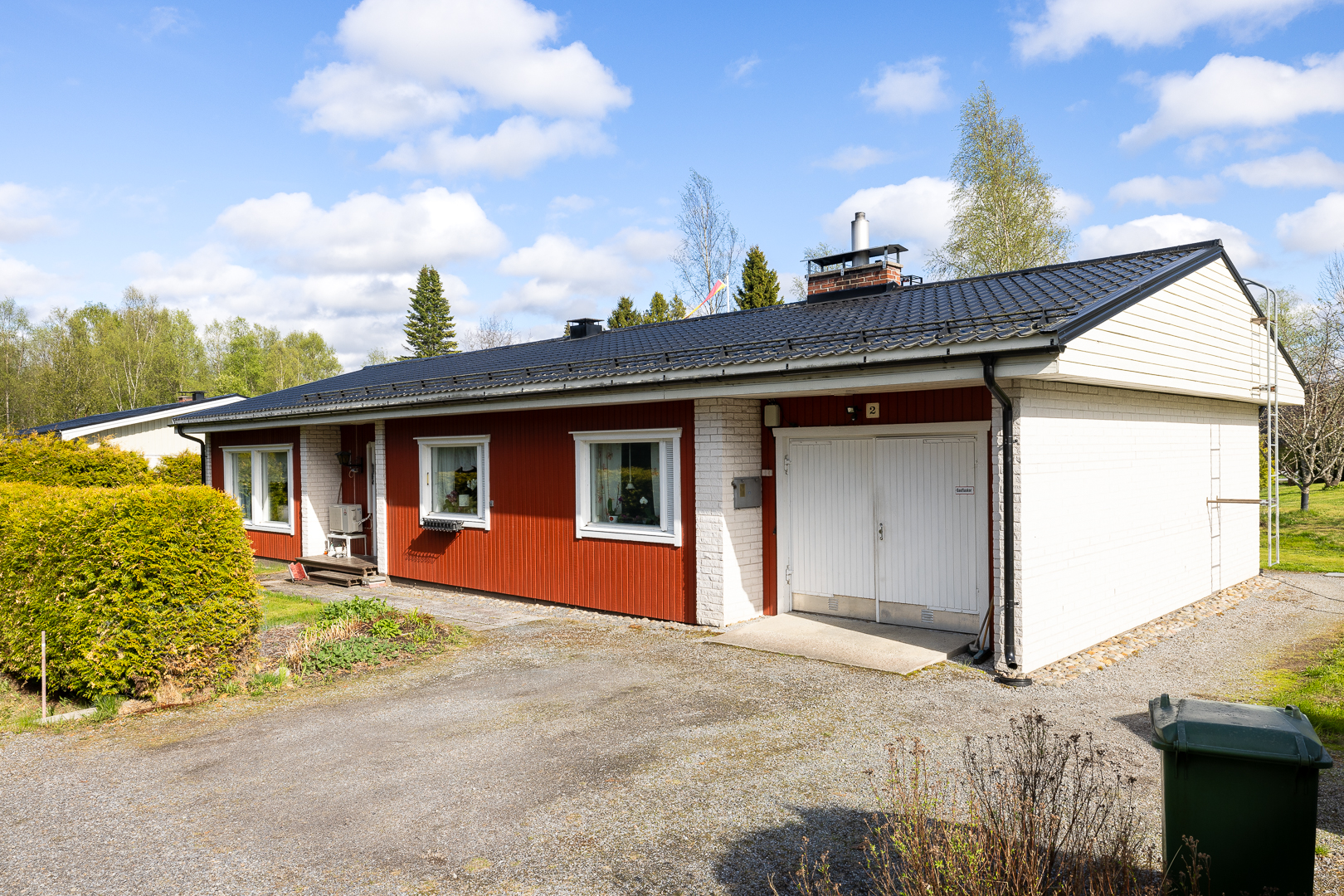 <b>Kvevlax, Humlev�gen 2</b><br />
Egnahemshus 173 m�/ 120 m�, 5r + k, tomt 1727 m�