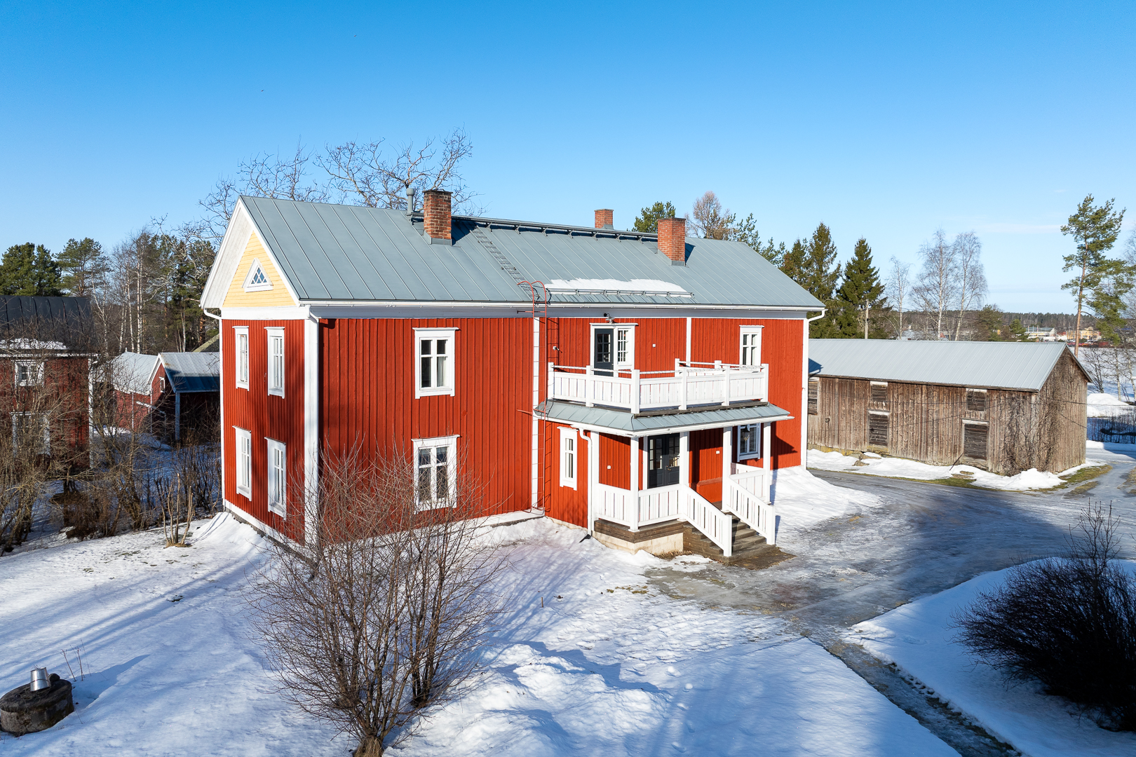 <b>V�r�, Lomby, Kausalkullv�gen 35</b><br />
Bondsstuga fr�n 1927 - helrenoverad 2002. 5r + k�k 251 m�,  ekonomibyggnader ca 350 m�, tomt 6908 m�