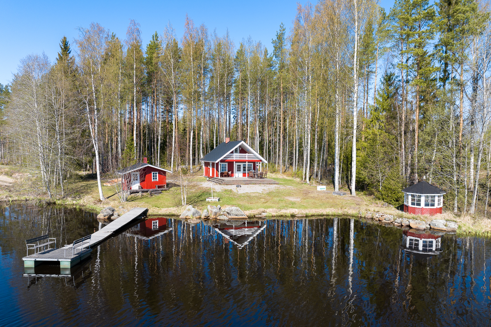 <b>Vr, Komossa, Keskisvgen 877</b>
Sommarstuga 45 m, bastubyggnad, tomt 2 157 m