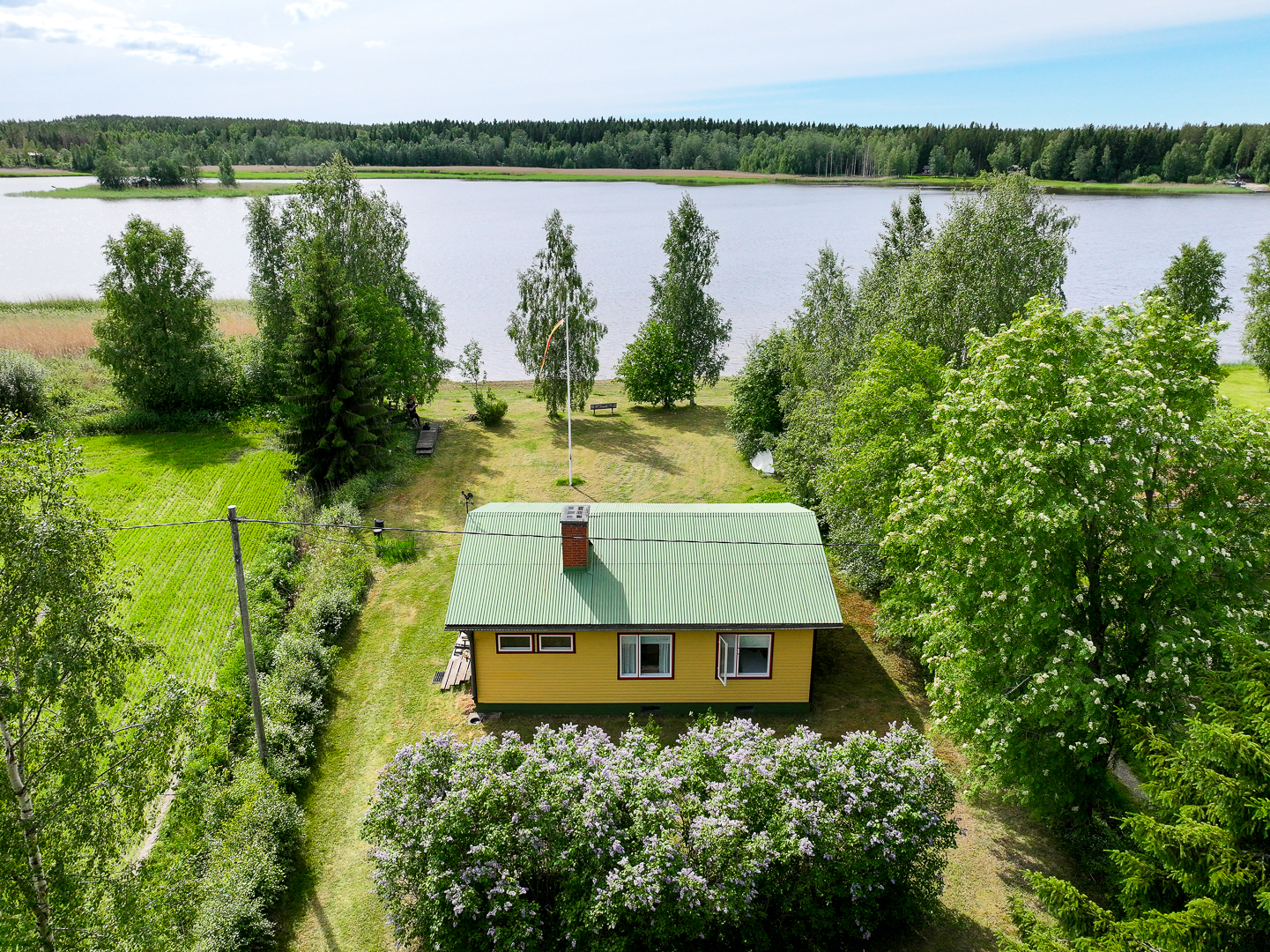 <b>Nykarleby, Munsala, Lojlaxv�gen 176</b>
Sommarstuga 54 m�, 3r+k+br+b, tomt 2000m� mot v�st