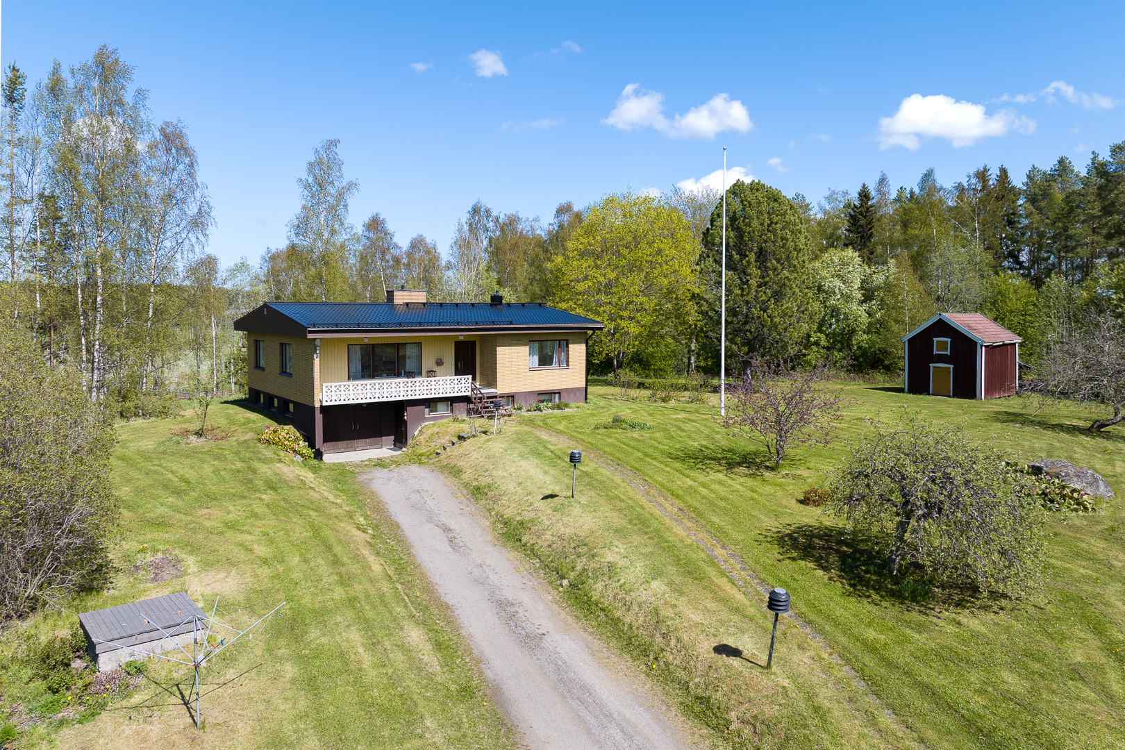 <b>Petsmo, Marisorvgen 13</b> Egnahemshus 240/120 m, ekonomibyggnad, tomt 2,8 ha. 

