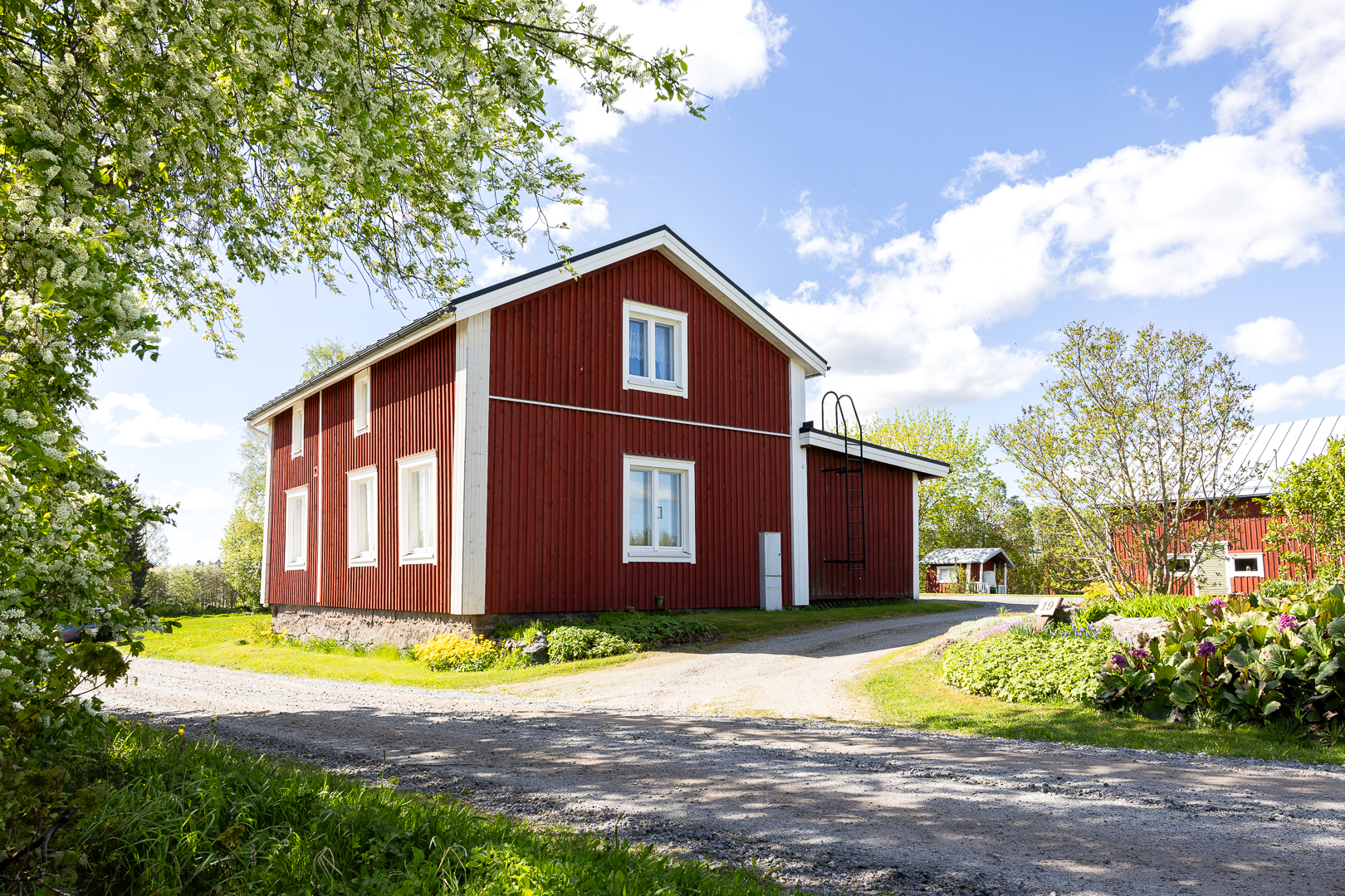<b>Vr, Ollilbackvgen 19</b><br />
Egnahemshus 119 m, ekonomibyggnad, tomt 1040 m