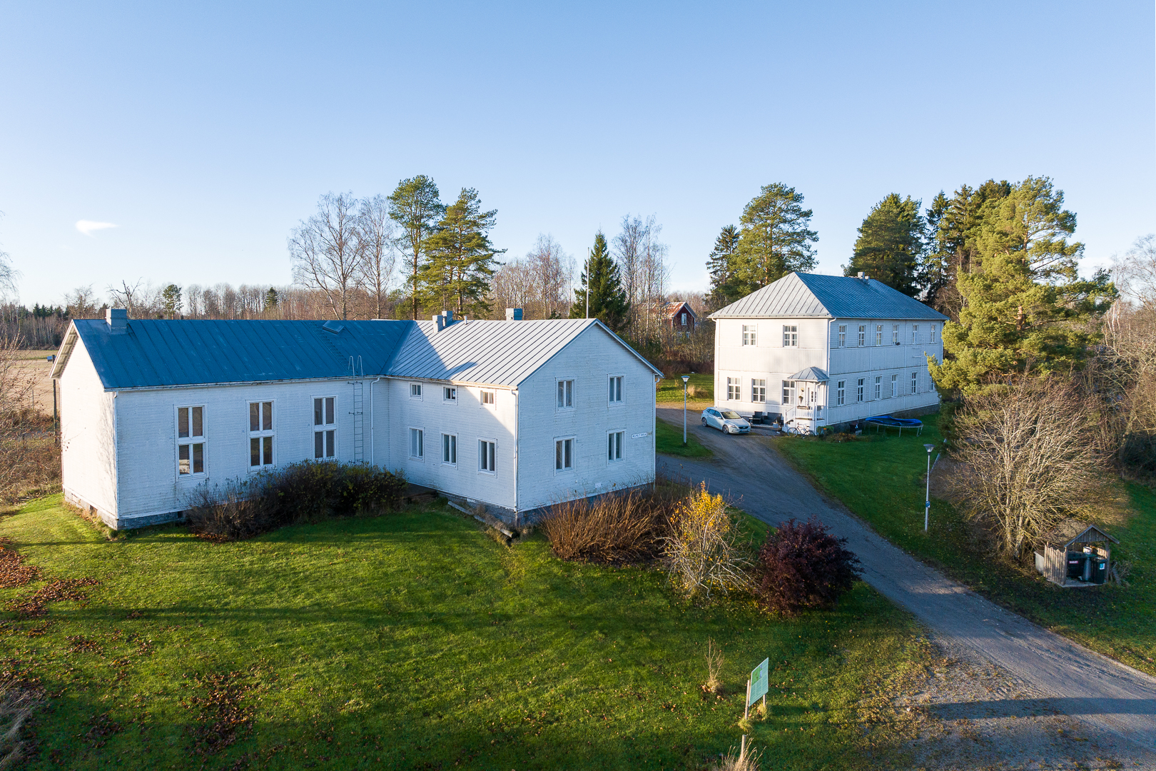 <b>Vr, Rejpeltvgen 319</b> F.d. skola med bostad. Rikligt med utrymmen. Tomt 9200 m