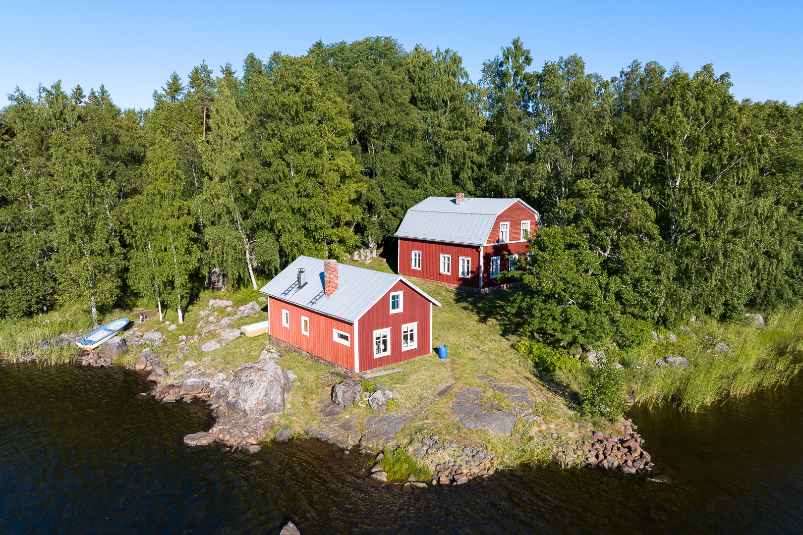 <b>Maxmo, S�rkimo 1060</b>
Fritidshus/fast boende 90 m� + 55 m�, 2h + k�k + vind, ekonomibyggnad 2h + bastu. Tomt 3002 m�
<b>Visning 23.7 kl 18:00</b>